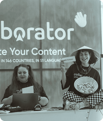 Чорно-біле фото стенду Collaborator на SEO Mastery Summit, де члени команди взаємодіють з відвідувачами, а фірмові елементи та інформація про послуги розподілу контенту видні на фоні